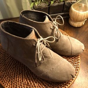 Toms beige taupe desert wedge booties size 11